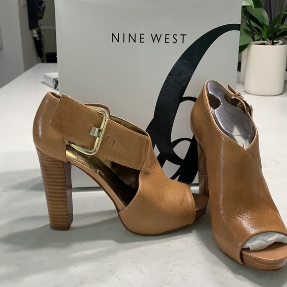 Nine West bootie. Natural tan, size 7 - Picture 3 of 4